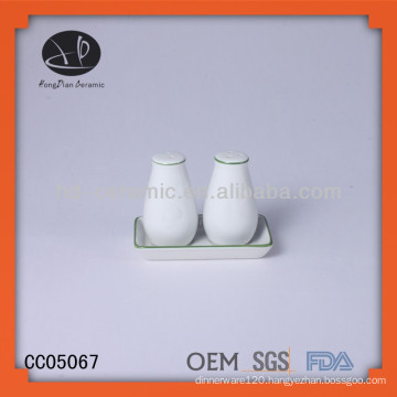 mini ceramic condiment set,ceramic salt and pepper shaker with base,Unique salt and pepper shaker with tray